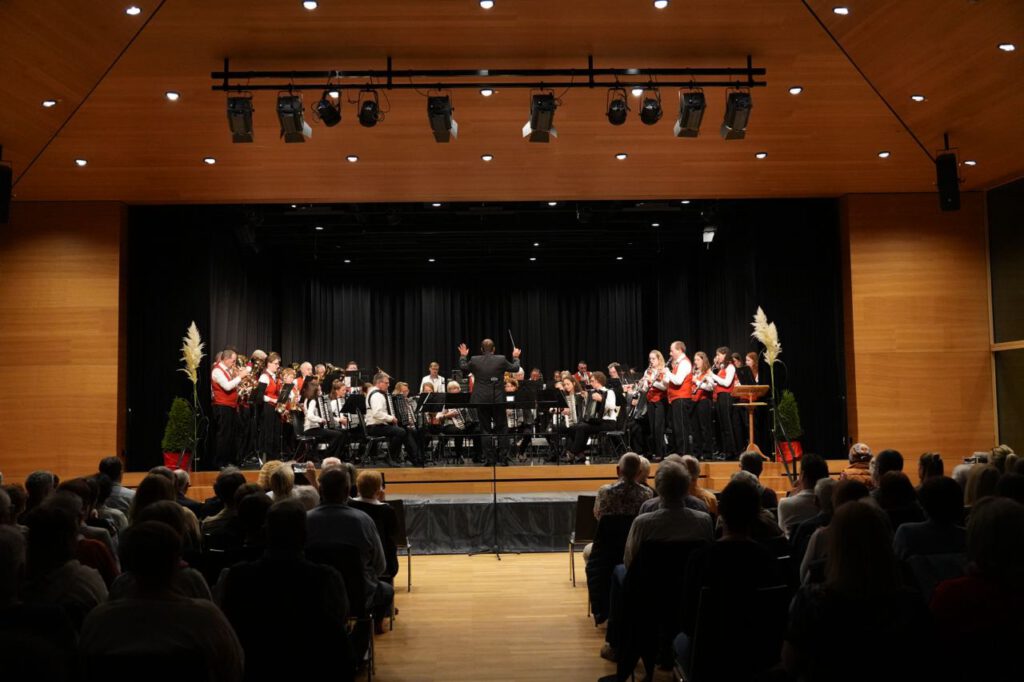 Der Musikverein Nesselwangen und die Harmonika-Freunde Owingen sind gemeinsam auf der Bühne und spielen ein Stück