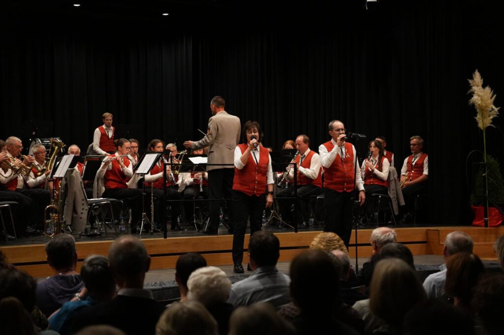 Musikverein Nesselwangen beim Auftritt. Zwei Personen singen