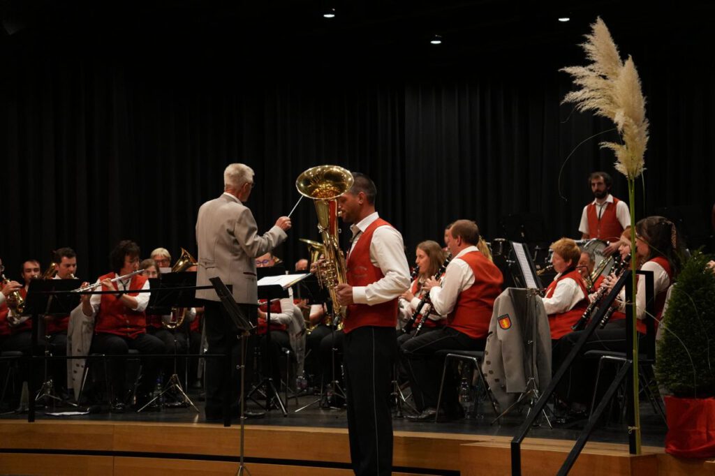 Musikverein Nesselwangen. Eine Person spielt ein Solo