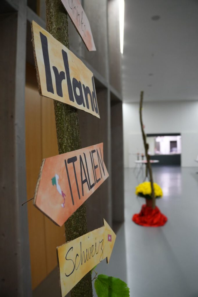 Ein Wegweiser mit den Ländern Italien und Irland