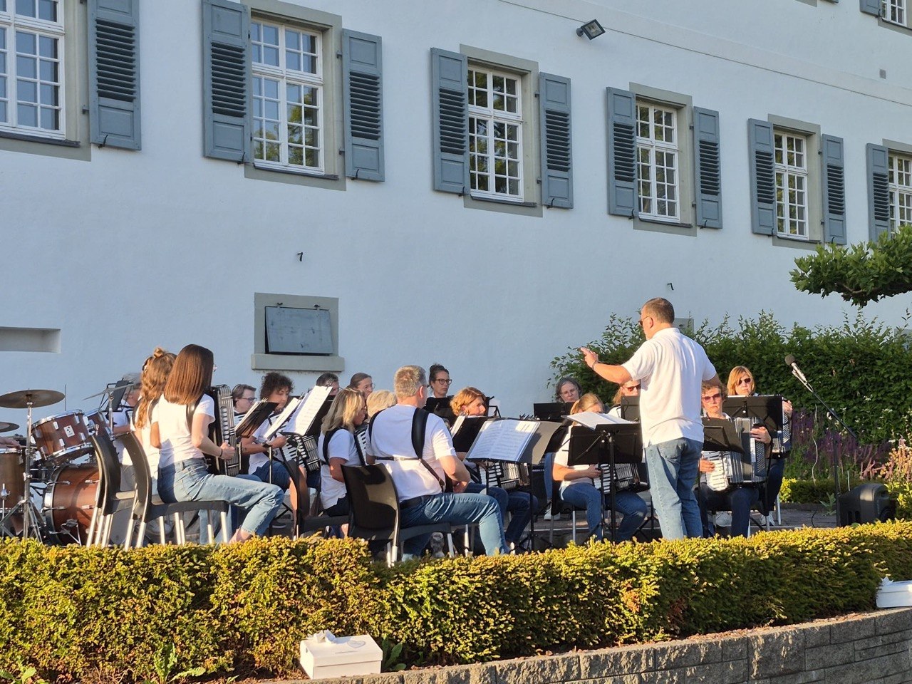 Akkordeonorchester vor dem Rathaus in Hagnau