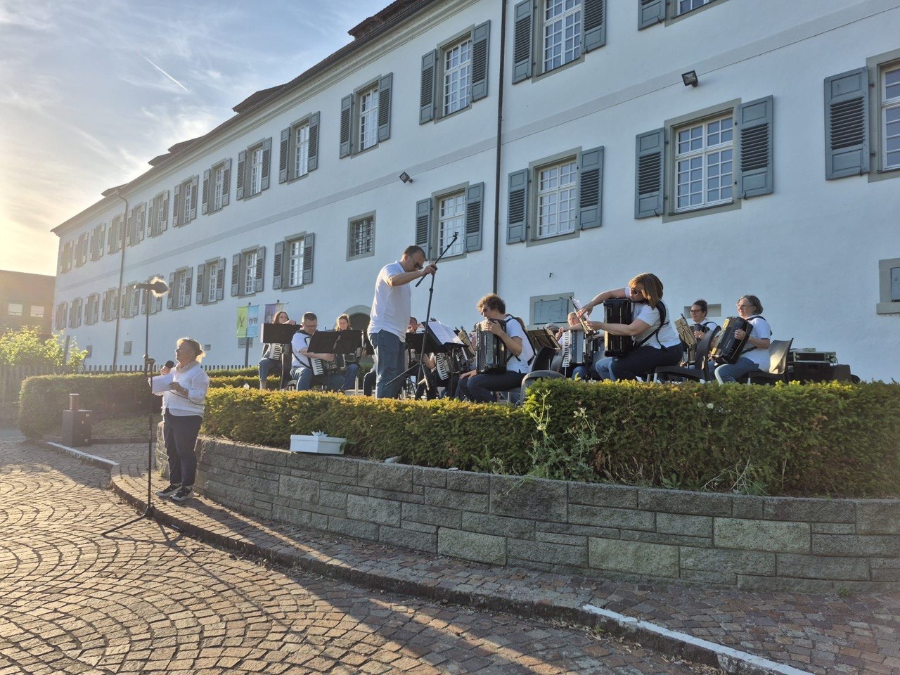 Akkordeonorchester vor dem Rathaus in Hagnau, sonniger, lauer Sommerabend