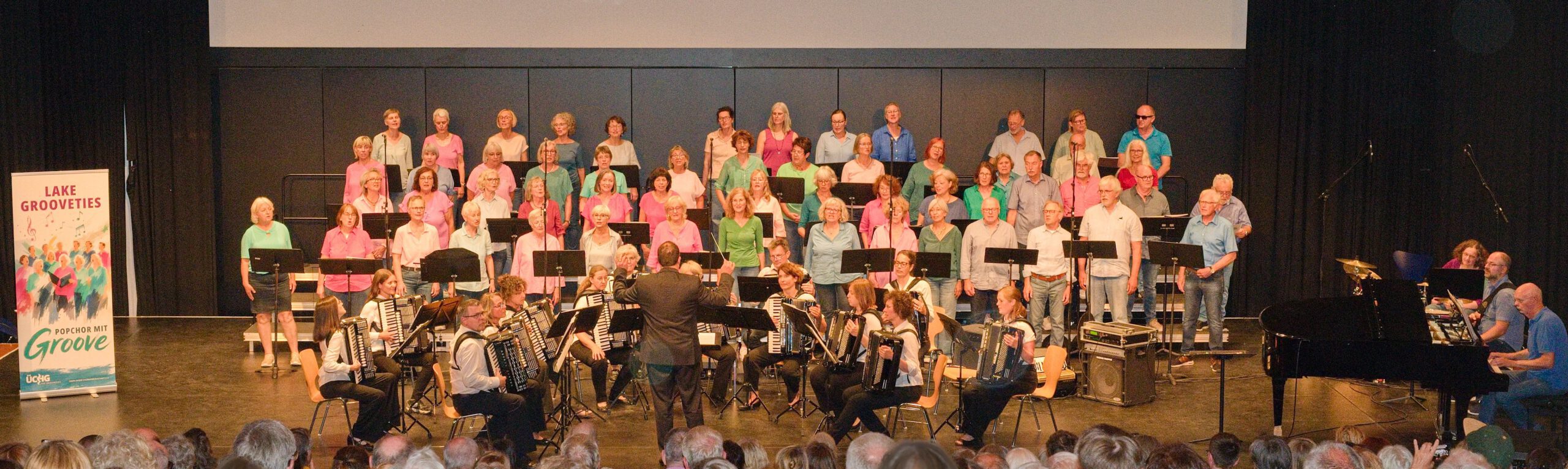 Gruppe mit vielen Musikerinnen und Musikern